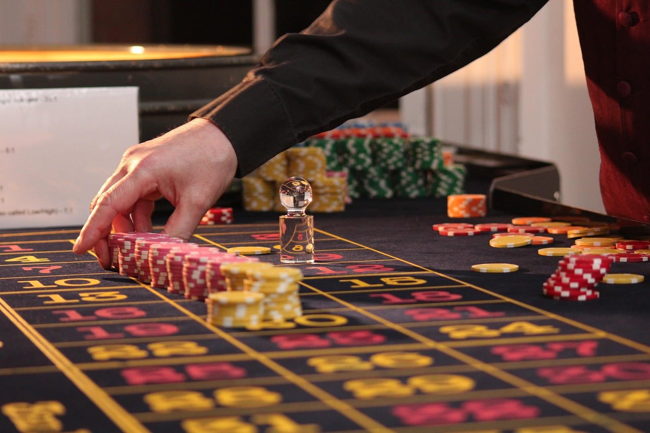 Starburst slot reel layout showing golden star wilds and gemstone symbols